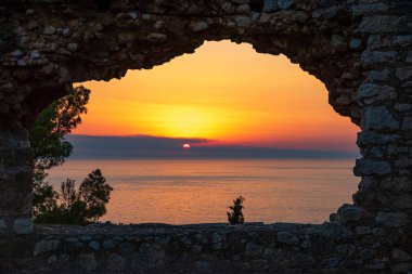 Günbatımında Kyparissia sahil kasabasının tarihi şatosundan güzel bir gün batımı manzarası. Messenia, Moreloponnese, Yunanistan ve Avrupa 'da yer almaktadır..