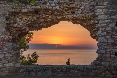 Günbatımında Kyparissia sahil kasabasının tarihi şatosundan güzel bir gün batımı manzarası. Messenia, Moreloponnese, Yunanistan ve Avrupa 'da yer almaktadır..