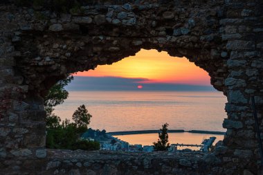 Günbatımında Kyparissia sahil kasabasının tarihi şatosundan güzel bir gün batımı manzarası. Messenia, Moreloponnese, Yunanistan ve Avrupa 'da yer almaktadır..