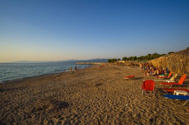 İyon Denizi 'ne doğru Kyparissia' nın Idyllic plajı. Kyparissia Messenia, Moreloponnese, Yunanistan 'da bulunan canlı bir kıyı kentidir..