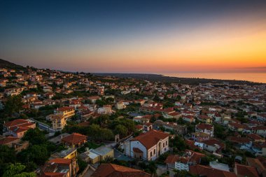 Günbatımında Kyparissia sahil kasabasının tarihi şatosunun güzel günbatımı manzarası. Messenia, Moreloponnese, Yunanistan ve Avrupa 'da yer almaktadır..