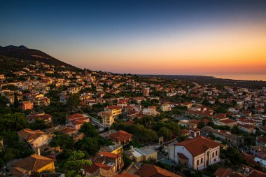 Günbatımında Kyparissia sahil kasabasının tarihi şatosunun güzel günbatımı manzarası. Messenia, Moreloponnese, Yunanistan ve Avrupa 'da yer almaktadır..