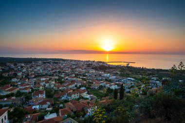 Günbatımında Kyparissia sahil kasabasının tarihi şatosunun güzel günbatımı manzarası. Messenia, Moreloponnese, Yunanistan ve Avrupa 'da yer almaktadır..