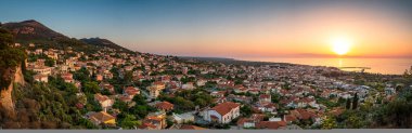 Günbatımında Kyparissia sahil kasabasının tarihi şatosunun güzel günbatımı manzarası. Messenia, Moreloponnese, Yunanistan ve Avrupa 'da yer almaktadır..