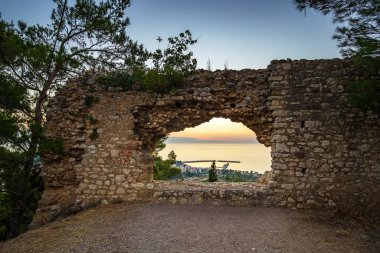 Günbatımında Kyparissia sahil kasabasının tarihi şatosundan güzel bir gün batımı manzarası. Messenia, Moreloponnese, Yunanistan ve Avrupa 'da yer almaktadır..