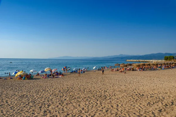 Идиллический Пляж Кипарисии Сторону Ионического Моря Кипарисия Оживленный Прибрежный Городок — стоковое фото