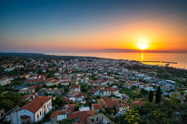 stock image Beautiful sunset view by the historical castle of Kyparissia coastal town at sunset. Located in northwestern Messenia, Peloponnese, Greece, Europe.