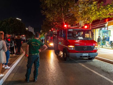Yunanistan 'ın Kalamata şehrinin merkezinde itfaiyeciler bir yangın söndürme ve kurtarma gösterisi düzenledi.