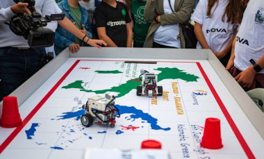 Yunanistan 'ın Kalamata kentinde düzenlenen Robot Bilimleri Festivali kapsamında öğrenciler robotik eğitimi gösterdiler.