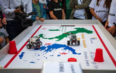 Yunanistan 'ın Kalamata kentinde düzenlenen Robot Bilimleri Festivali kapsamında öğrenciler robotik eğitimi gösterdiler.