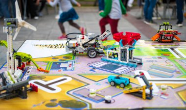 Yunanistan 'ın Kalamata kentinde düzenlenen Robot Bilimleri Festivali kapsamında öğrenciler robotik eğitimi gösterdiler.