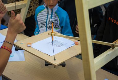 Yunanistan 'ın Kalamata kentinde düzenlenen Robot Bilimleri Festivali kapsamında öğrenciler robotik eğitimi gösterdiler.