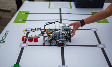 Yunanistan 'ın Kalamata kentinde düzenlenen Robot Bilimleri Festivali kapsamında öğrenciler robotik eğitimi gösterdiler.