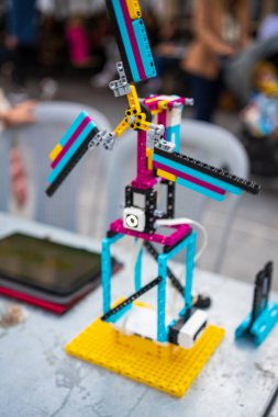 Yunanistan 'ın Kalamata kentinde düzenlenen Robot Bilimleri Festivali kapsamında öğrenciler robotik eğitimi gösterdiler.