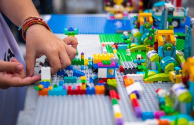 Yunanistan 'ın Kalamata kentinde düzenlenen Robot Bilimleri Festivali kapsamında öğrenciler robotik eğitimi gösterdiler.