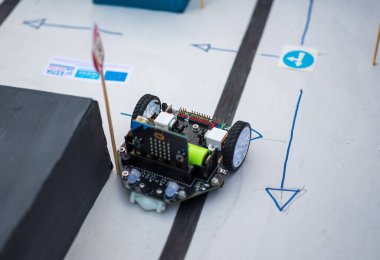 Yunanistan 'ın Kalamata kentinde düzenlenen Robot Bilimleri Festivali kapsamında öğrenciler robotik eğitimi gösterdiler.