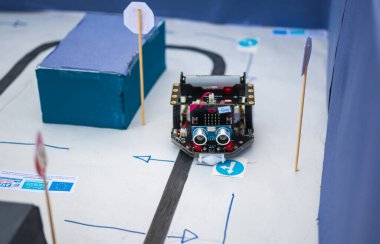 Yunanistan 'ın Kalamata kentinde düzenlenen Robot Bilimleri Festivali kapsamında öğrenciler robotik eğitimi gösterdiler.