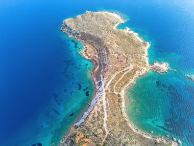 Laconia, Moreloponese, Yunanistan 'daki Plytra' daki kayalık pelerin üzerinde hava manzarası.