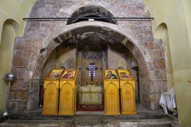 KALAMATA - GREECE, JANUARY 2022: Tarihsel Bizans Kilisesi Agioi Apostoloi (Kutsal Havariler) 13. yüzyılda Messenia 'nın Kalamata kentindeki tuğladan örülü duvarlarla inşa edildi - Yunanistan