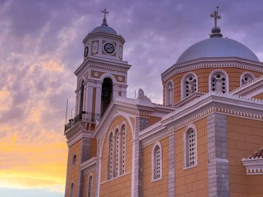 Yunanistan 'ın Messenia kentindeki Kalamata şehrinin eski tarihi merkezinde Ypapanti Metropolitan Kilisesi (Kurtarıcının Sunumu)