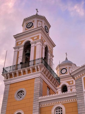 Yunanistan 'ın Messenia kentindeki Kalamata şehrinin eski tarihi merkezinde Ypapanti Metropolitan Kilisesi (Kurtarıcının Sunumu)
