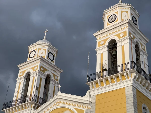 Yunanistan 'ın Messenia kentindeki Kalamata şehrinin eski tarihi merkezinde Ypapanti Metropolitan Kilisesi (Kurtarıcının Sunumu)