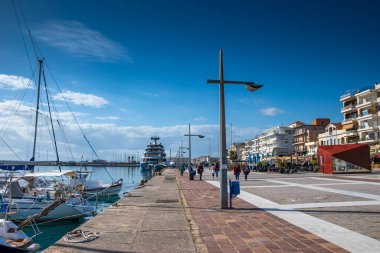 KALAMATA, GREECE - Şubat 2022: Yunanistan 'ın Messenia kentinde bulutlu bir günbatımına karşı Kalamata sahil kenti