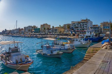 Messenia 'daki Kalamata limanının güzel manzarası, Yunanistan' daki Mora.