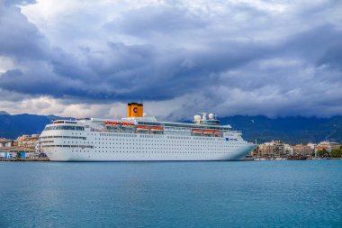 Messenia 'daki Kalamata limanının güzel manzarası, Yunanistan' daki Mora.