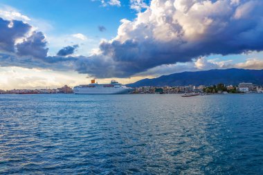Messenia 'daki Kalamata limanının güzel manzarası, Yunanistan' daki Mora.