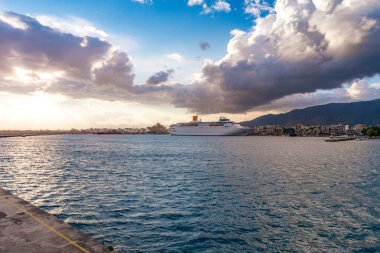 Messenia 'daki Kalamata limanının güzel manzarası, Yunanistan' daki Mora.