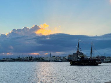 Messenia 'daki Kalamata limanının güzel manzarası, Yunanistan' daki Mora.