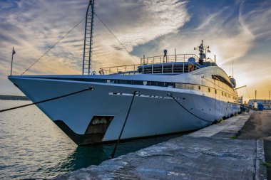 Kalamata limanında, Messenia 'da, Yunanistan' da süper yatlar demirledi