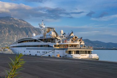 Kalamata limanında, Messenia 'da, Yunanistan' da süper yatlar demirledi