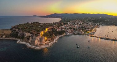 Gün batımında Koroni deniz kenti üzerinde hava manzarası. Koroni, Messenia, Yunanistan 'da