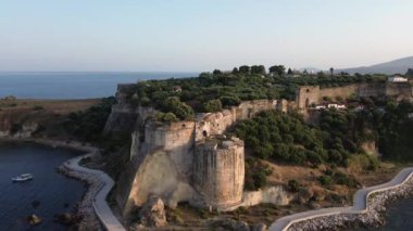 Gün batımında Koroni deniz kenti üzerinde hava manzarası. Koroni, Messenia, Yunanistan