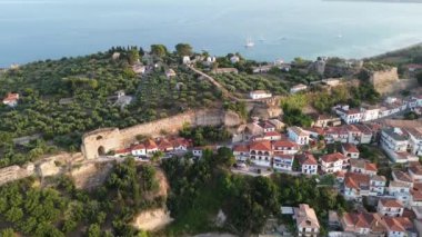 Gün batımında Koroni deniz kenti üzerinde hava manzarası. Koroni, Messenia, Yunanistan