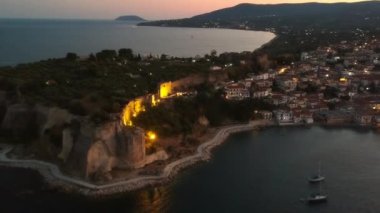 Gün batımında Koroni deniz kenti üzerinde hava manzarası. Koroni, Messenia, Yunanistan