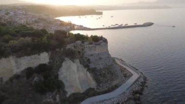 Gün batımında Koroni deniz kenti üzerinde hava manzarası. Koroni, Messenia, Yunanistan