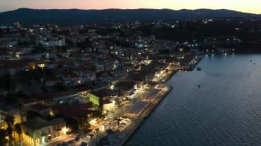 Gün batımında Koroni deniz kenti üzerinde hava manzarası. Koroni, Messenia, Yunanistan