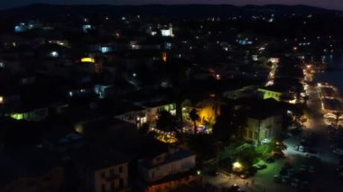 Gün batımında Koroni deniz kenti üzerinde hava manzarası. Koroni, Messenia, Yunanistan