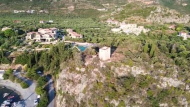 Yunanistan 'ın Kardamyli kentindeki Messenian Mani bölgesinde bulunan harika sahil köyünün havadan görünüşü. Yunanistan, Avrupa 'da ziyaret edilecek en güzel yerlerden biri.