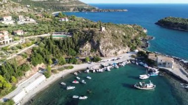 Yunanistan 'ın Kardamyli kentindeki Messenian Mani bölgesinde bulunan harika sahil köyünün havadan görünüşü. Yunanistan, Avrupa 'da ziyaret edilecek en güzel yerlerden biri.