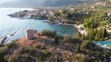Yunanistan 'ın Kardamyli kentindeki Messenian Mani bölgesinde bulunan harika sahil köyünün havadan görünüşü. Yunanistan, Avrupa 'da ziyaret edilecek en güzel yerlerden biri.