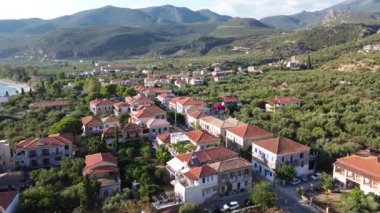 Yunanistan 'ın Kardamyli kentindeki Messenian Mani bölgesinde bulunan harika sahil köyünün havadan görünüşü. Yunanistan, Avrupa 'da ziyaret edilecek en güzel yerlerden biri.