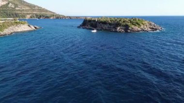 Yunanistan 'ın Kardamyli kentindeki Messenian Mani bölgesinde bulunan harika sahil köyünün havadan görünüşü. Yunanistan, Avrupa 'da ziyaret edilecek en güzel yerlerden biri.