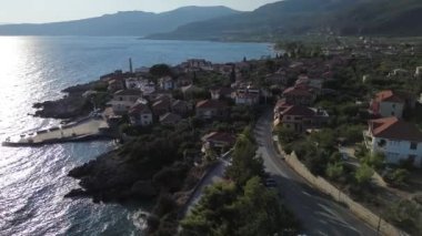 Yunanistan 'ın Kardamyli kentindeki Messenian Mani bölgesinde bulunan harika sahil köyünün havadan görünüşü. Yunanistan, Avrupa 'da ziyaret edilecek en güzel yerlerden biri.