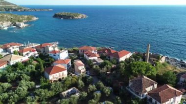 Yunanistan 'ın Kardamyli kentindeki Messenian Mani bölgesinde bulunan harika sahil köyünün havadan görünüşü. Yunanistan, Avrupa 'da ziyaret edilecek en güzel yerlerden biri.