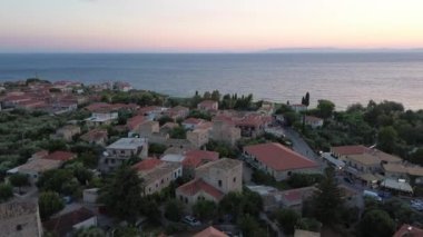 Yunanistan 'ın Kardamyli kentindeki Messenian Mani bölgesinde bulunan harika sahil köyünün havadan görünüşü. Yunanistan, Avrupa 'da ziyaret edilecek en güzel yerlerden biri.