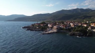 Yunanistan 'ın Kardamyli kentindeki Messenian Mani bölgesinde bulunan harika sahil köyünün havadan görünüşü. Yunanistan, Avrupa 'da ziyaret edilecek en güzel yerlerden biri.